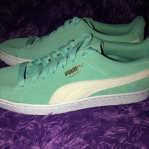 Green women’s puma shoes. - Picture 2 of 3